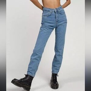The Ragged Priest mom jeans in light wash denim size 28 with cutout in back